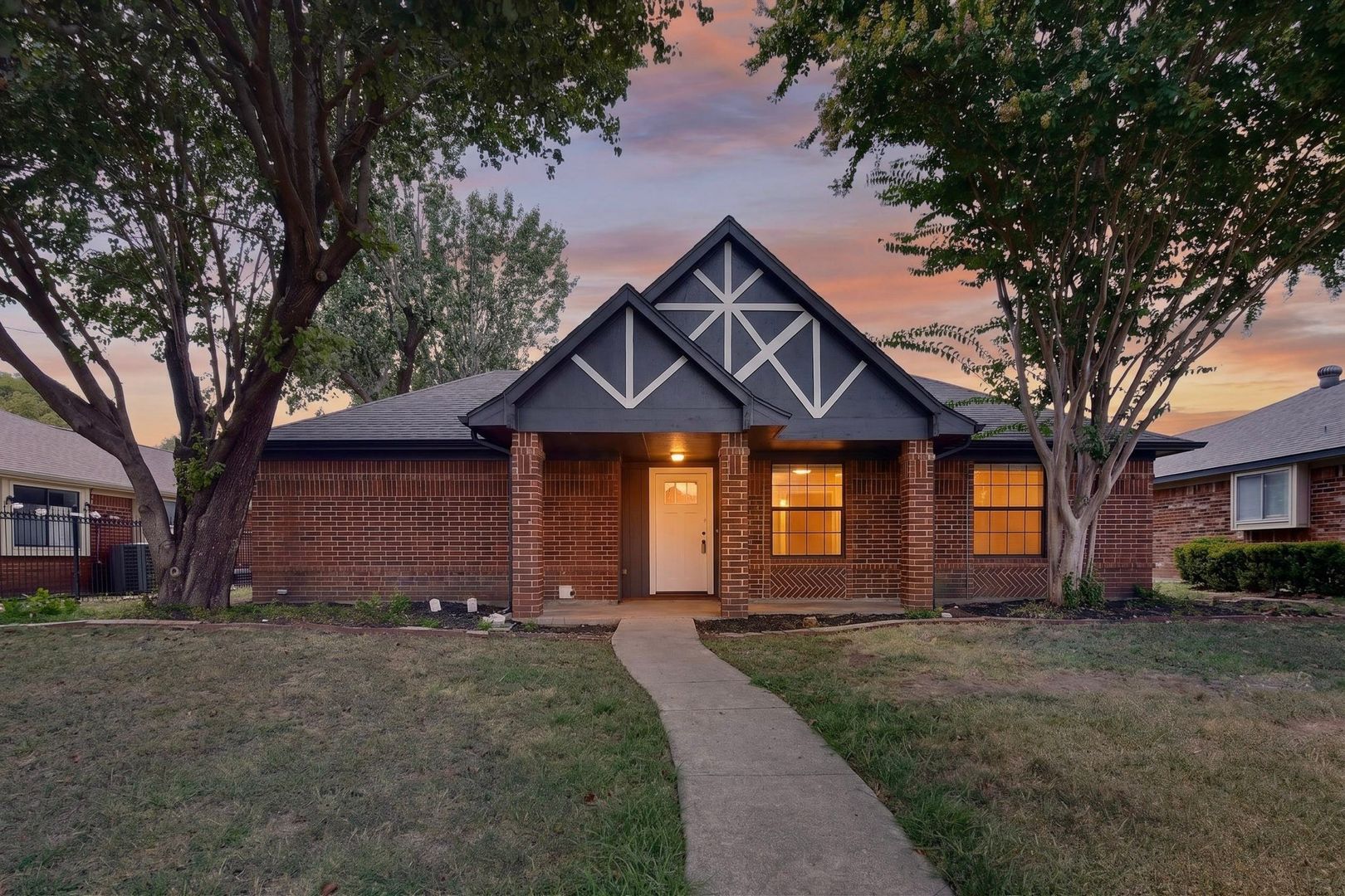 Rowlett House: 3701 University Dr
