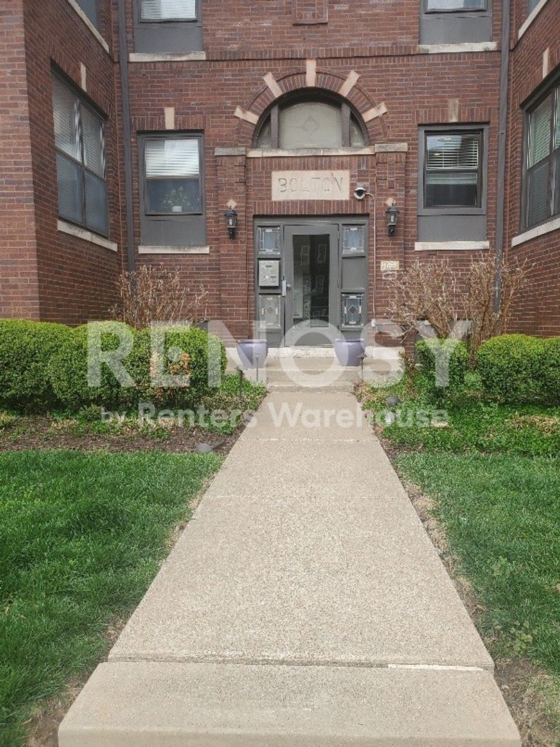 Saint Louis Condo: 5625 Pershing Ave