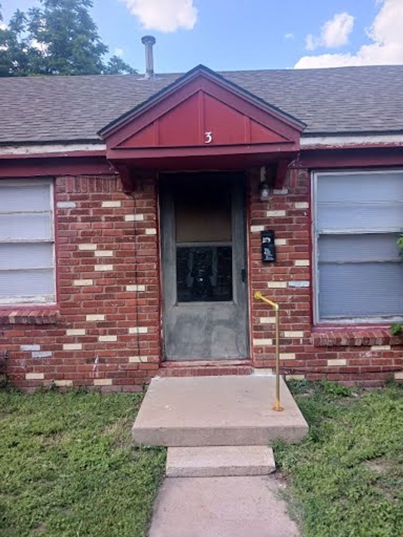 Wichita Apartment: 1033 S Vine