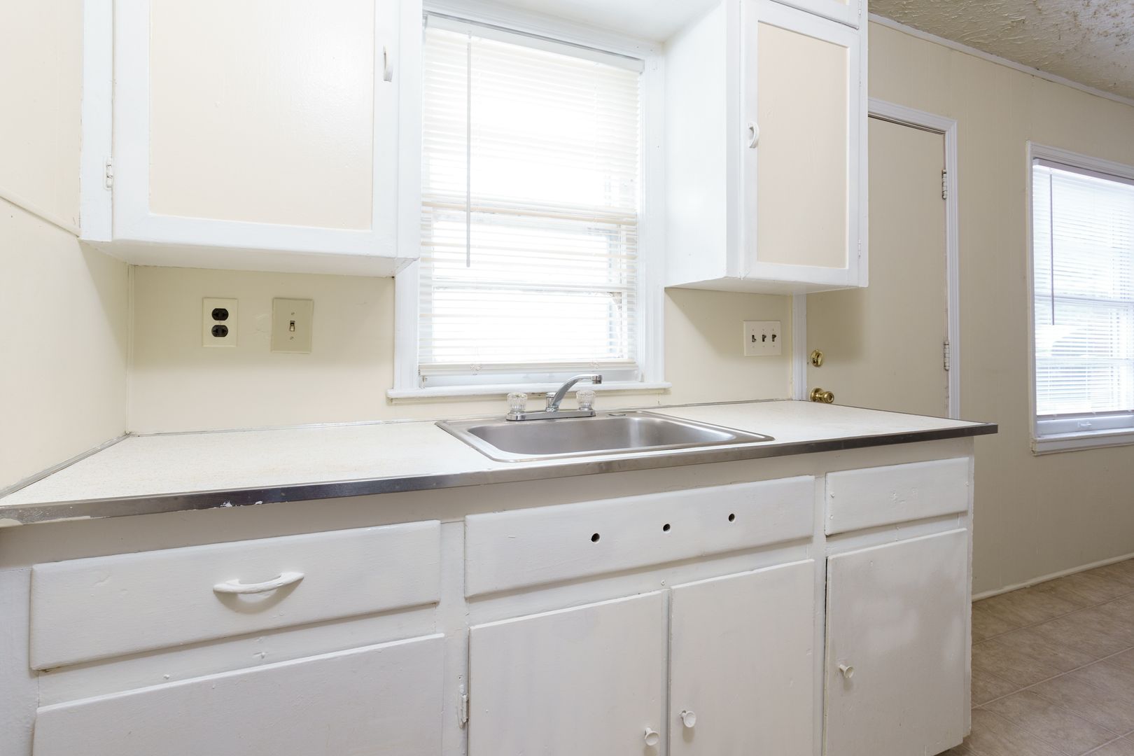 Wichita Apartment: 918 S Hiram