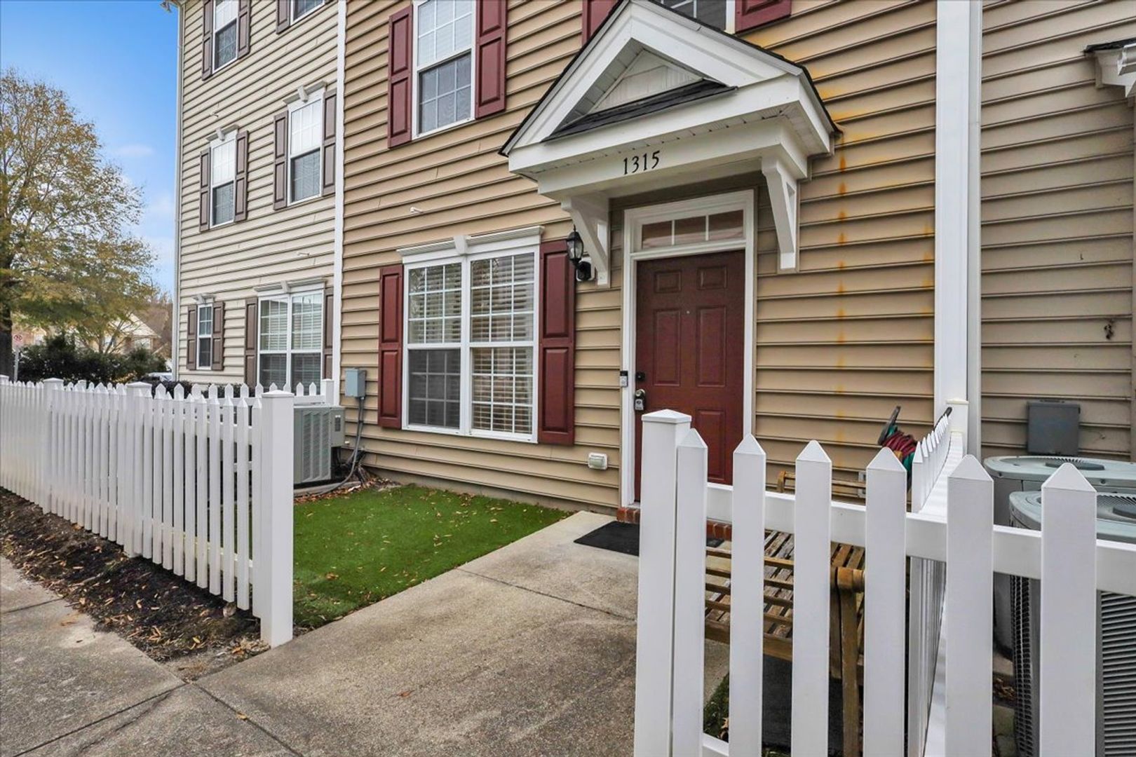 Suffolk House: 1315 Teton Circle