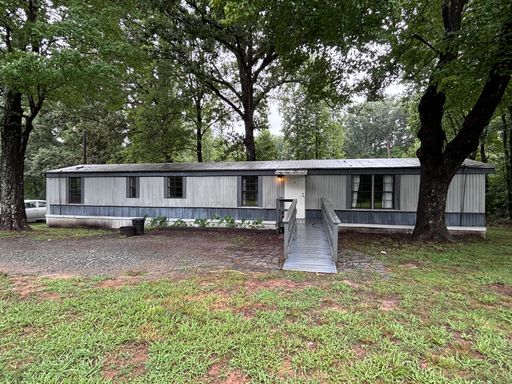 2 Bedroom Mobile Home in Pleasant Garden!