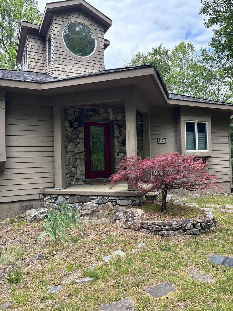 Hendersonville House: 1101 Wildlife Trail