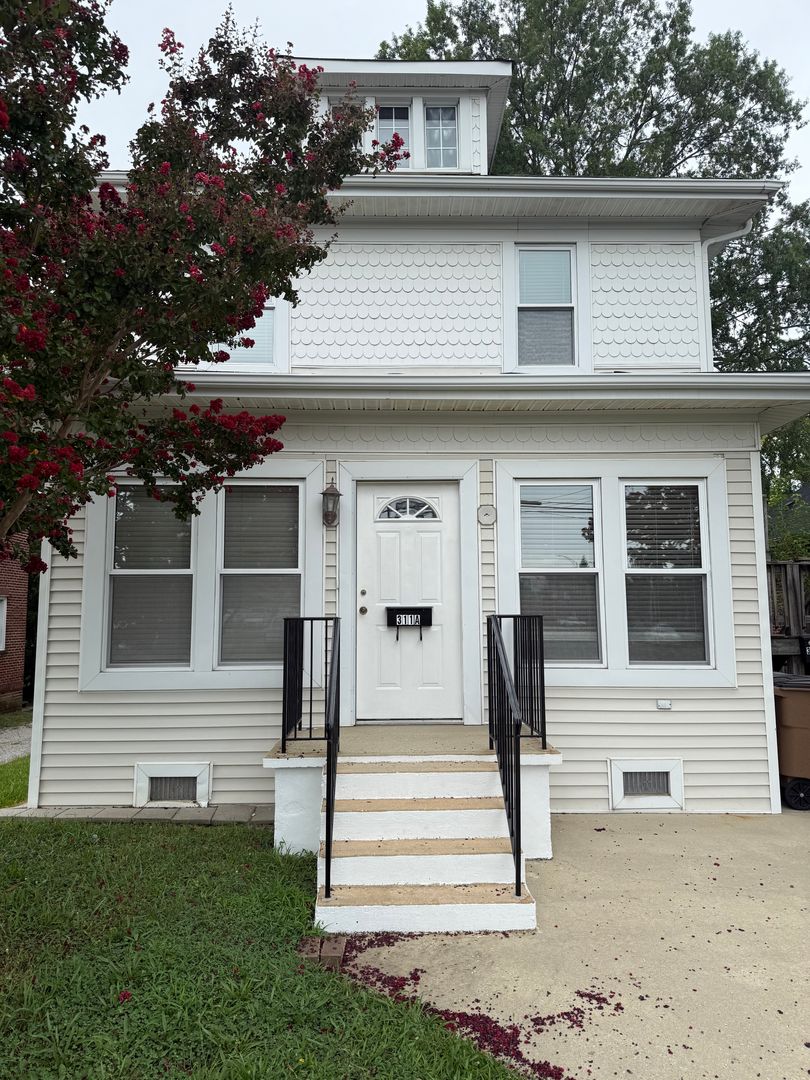 Spacious 1 Bedroom Duplex Convenient to Downtown Greensboro - Free On-Site Parking! 