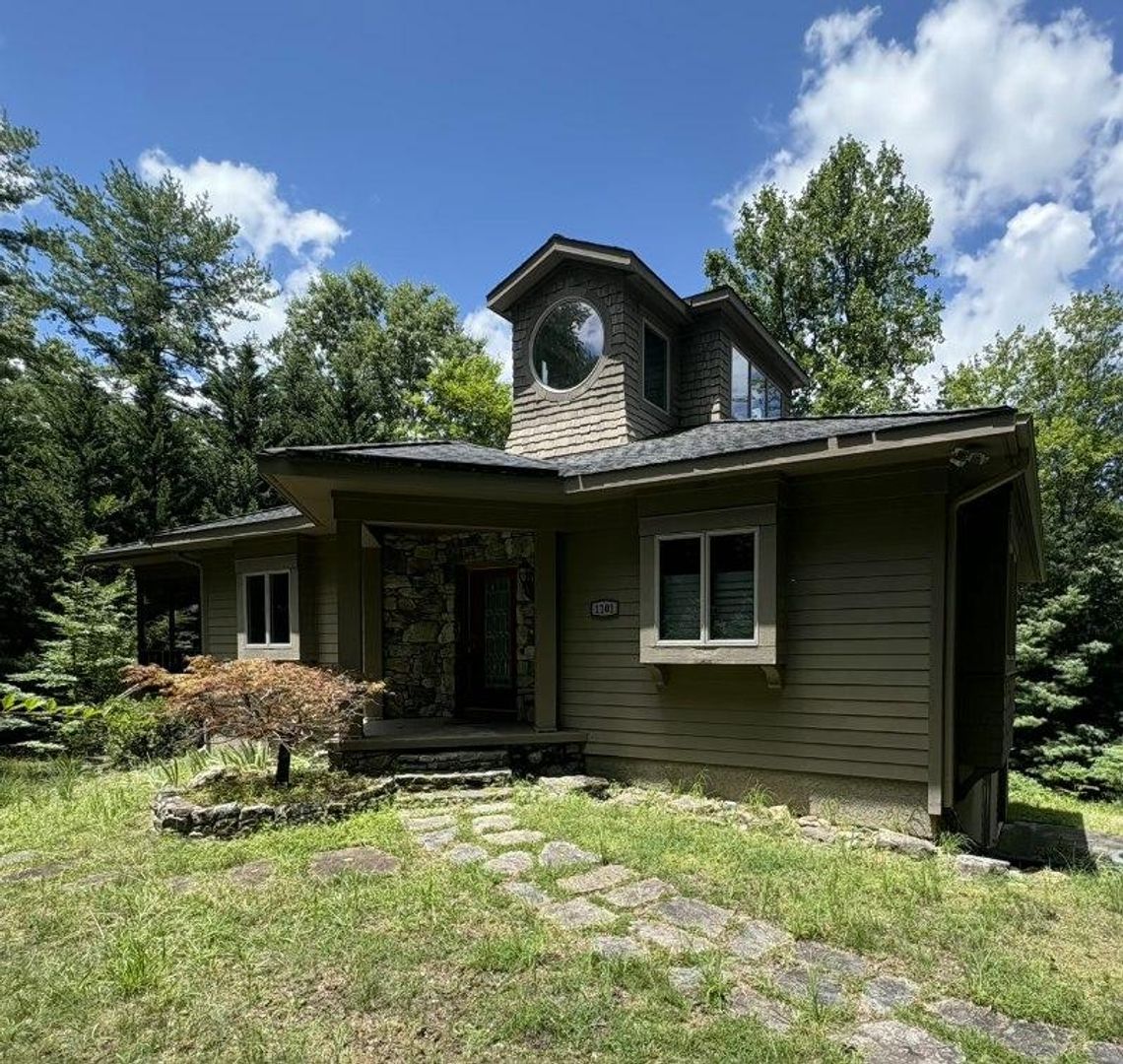 Hendersonville House: 1101 Wildlife Trail