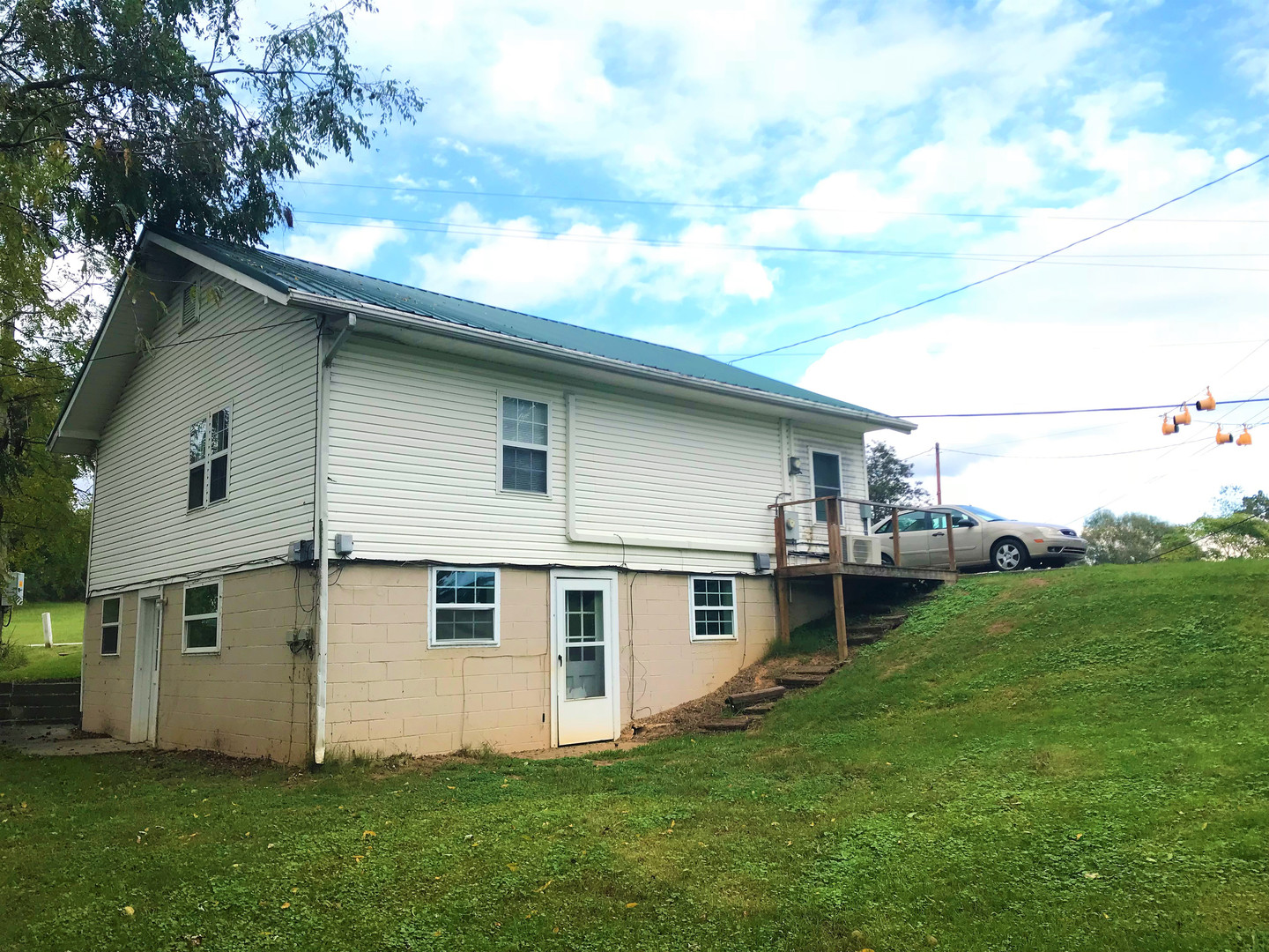 Candler House: 203-B Dogwood Road