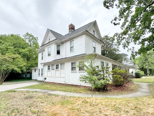 Great 2nd floor apt next to Greensboro College and convenient to downtown! – photo 1