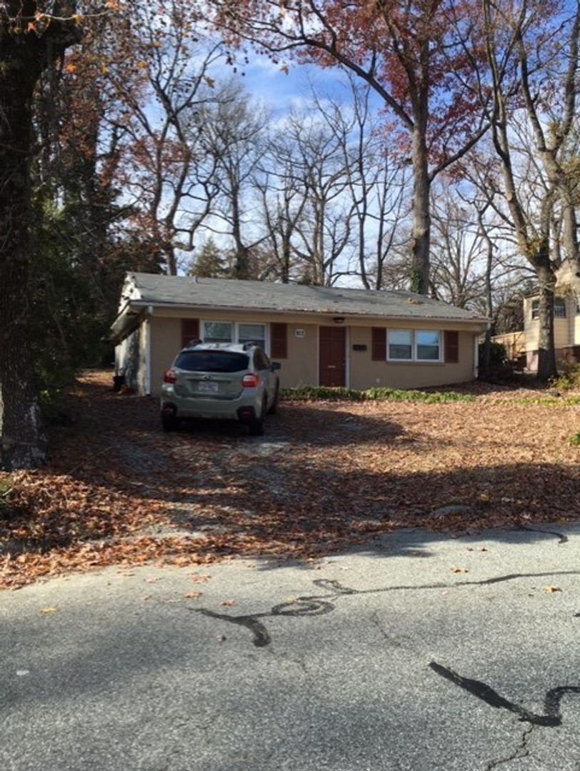Greensboro House: 912 Englewood Street