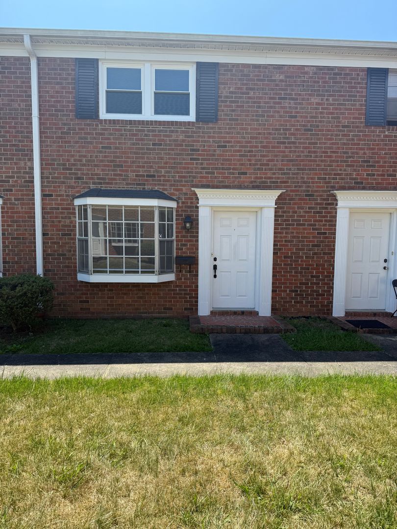 Greensboro House: 1723 E Cone Blvd