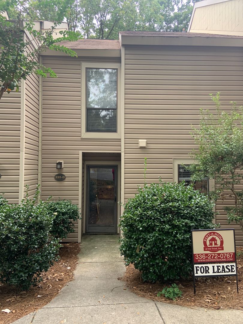 Greensboro House: 225 Village Lane