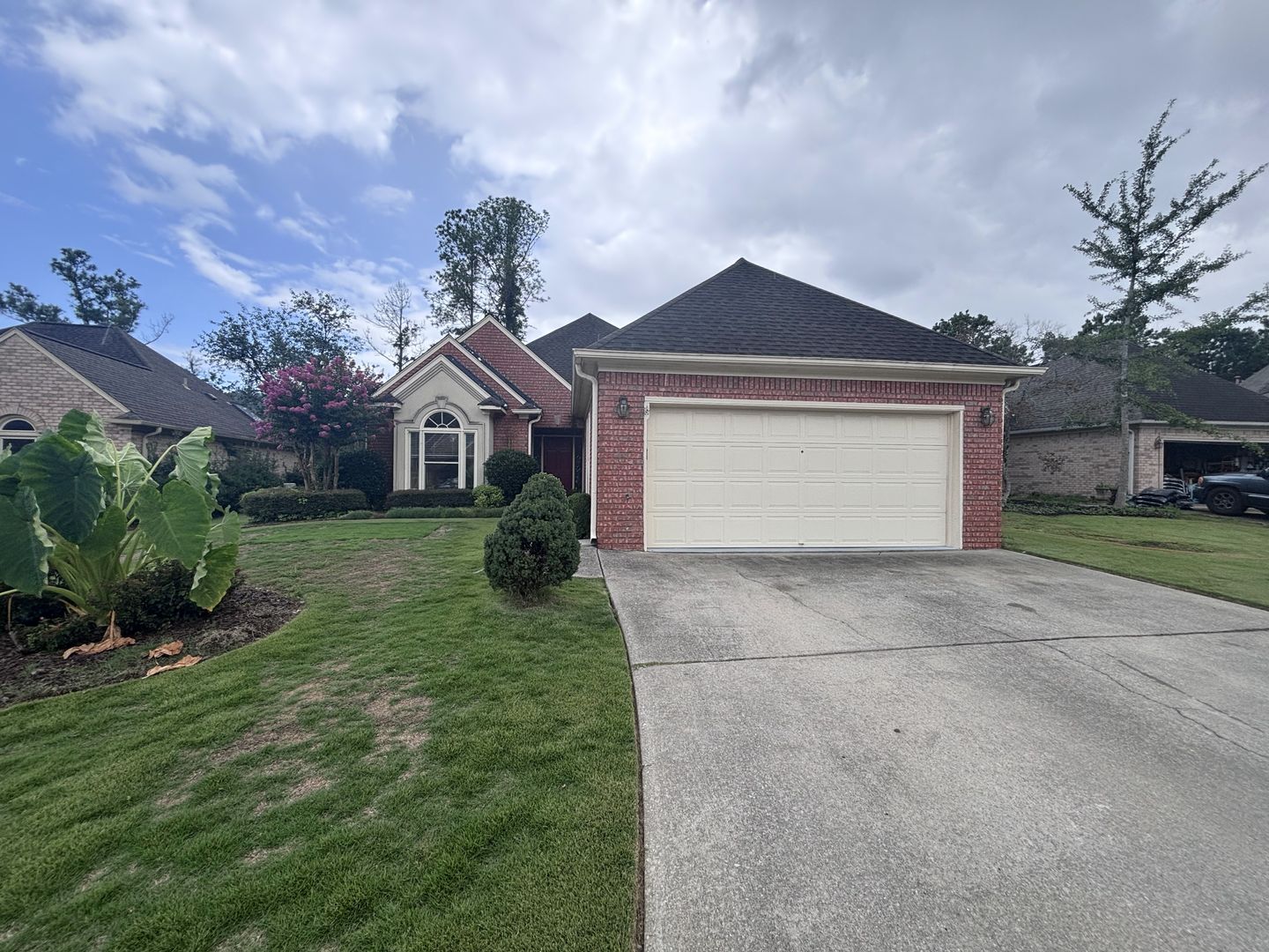 Hoover House: 256 Crest Lake Dr