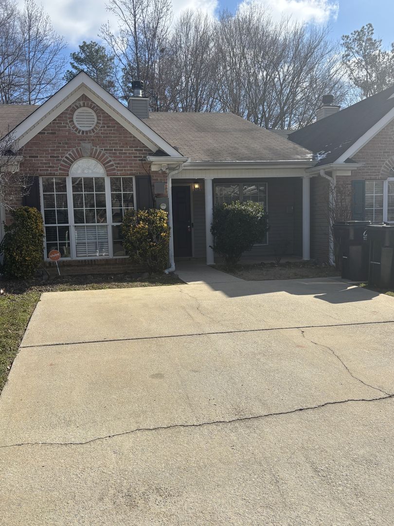 Pelham House: 208 Coales Branch Ln