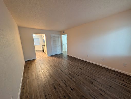 Fully renovated 2 bed 1 bath ground level apartment – photo 1