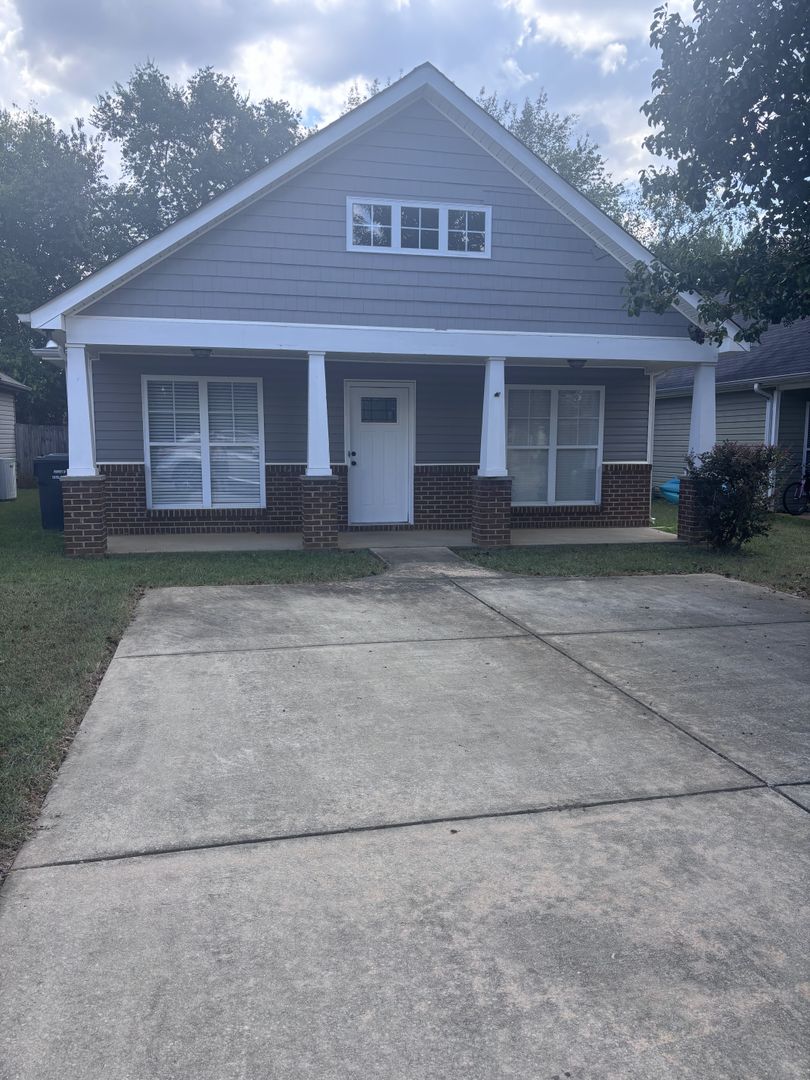 Calera House: 116 Moss Stone Ln