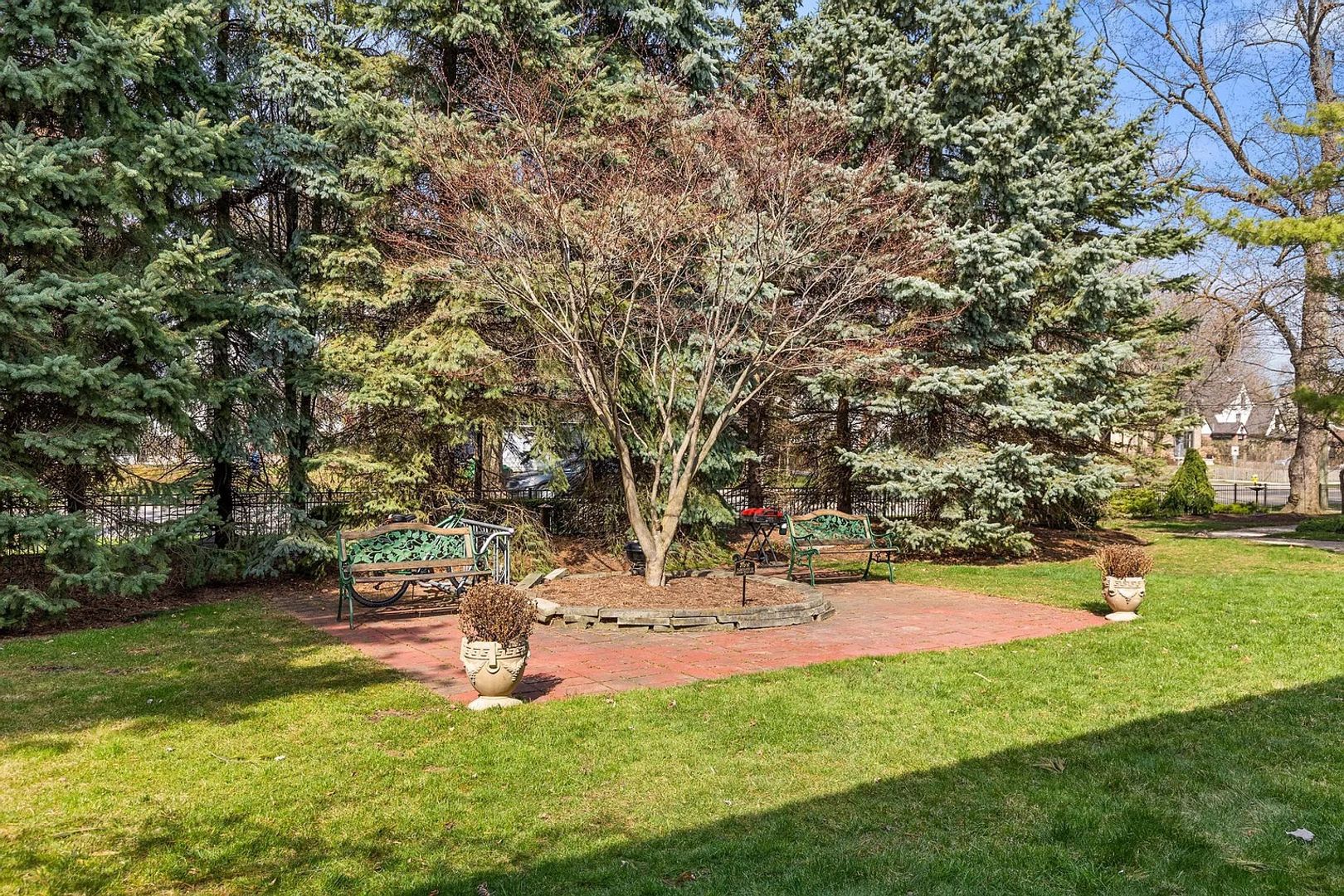 Courtyard at 475 S. Adams Rd.