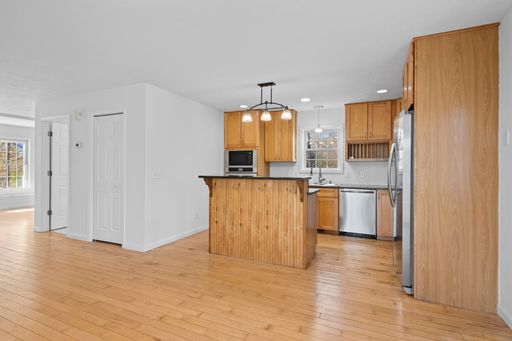 5816 SW Bay Shore Dr, Suttons Bay, MI 49682
