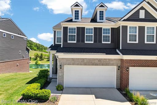 Modern 3-Bedroom Condo in Lake Orion Near I-75 – photo 1