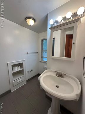 122 W Houstonia Avenue unit B, Royal Oak, MI 48073