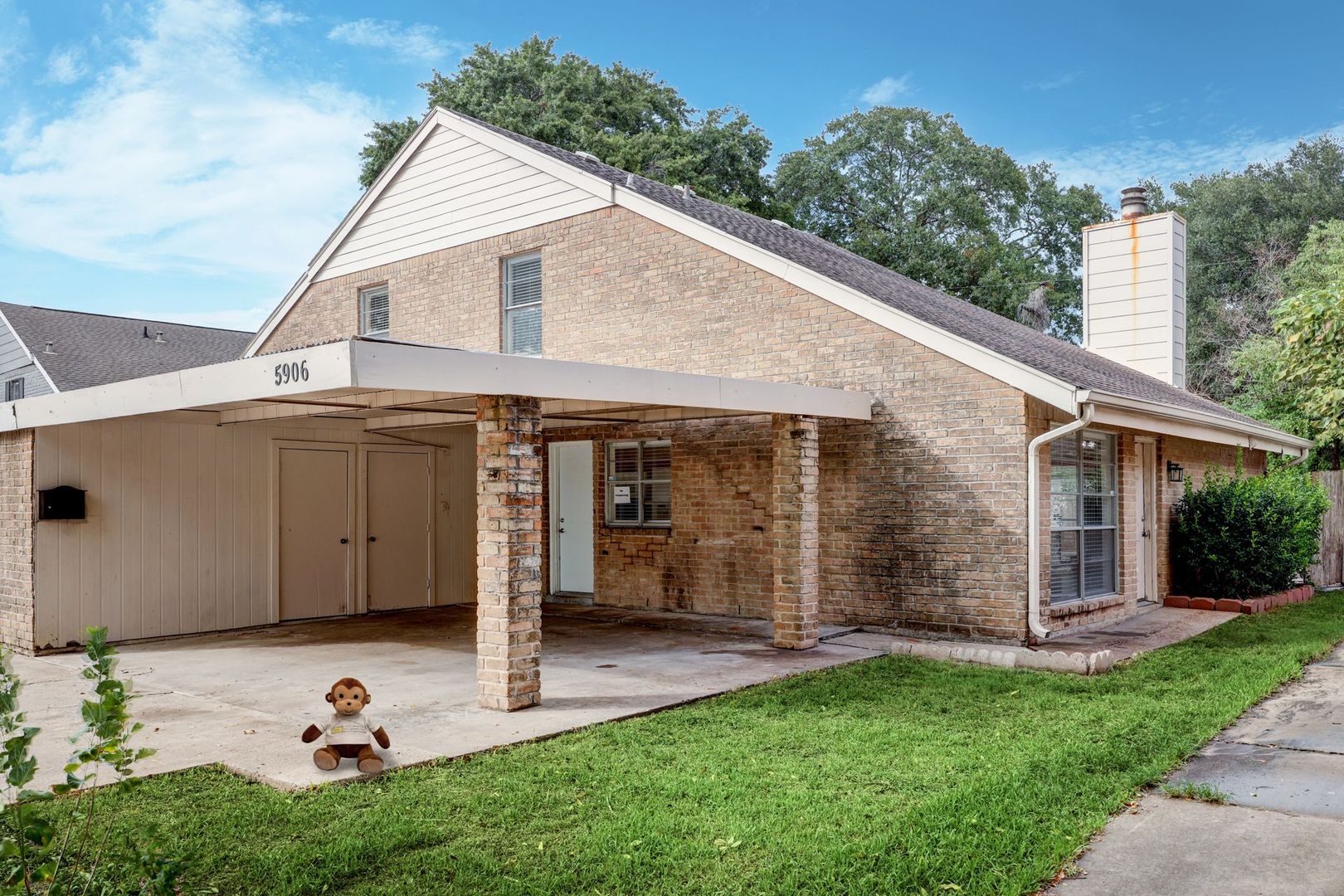 Houston House: 5906 Golden Forest Dr