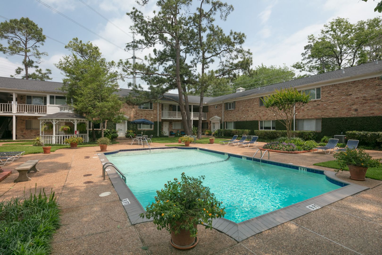 Houston House: 4040 San Felipe St Apt 176