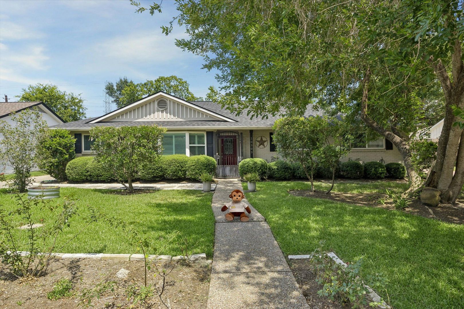 Houston House: 10303 Greenwillow St