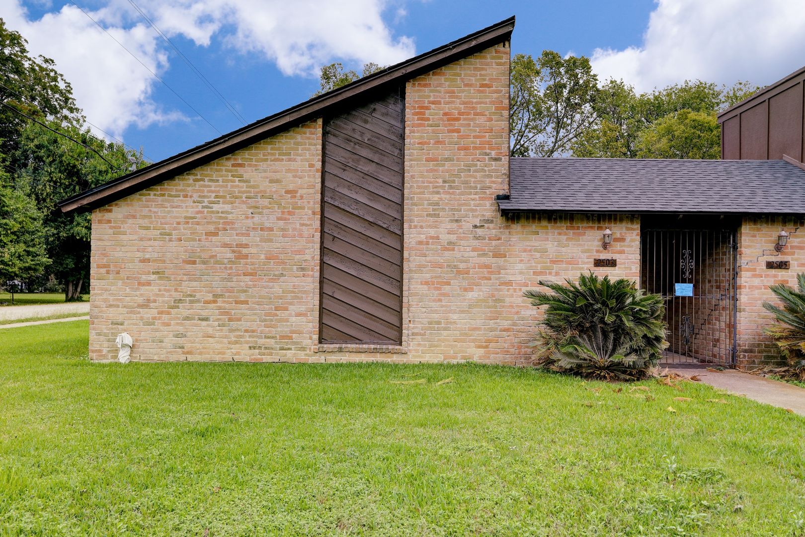 Pearland House: 2503 Washington St