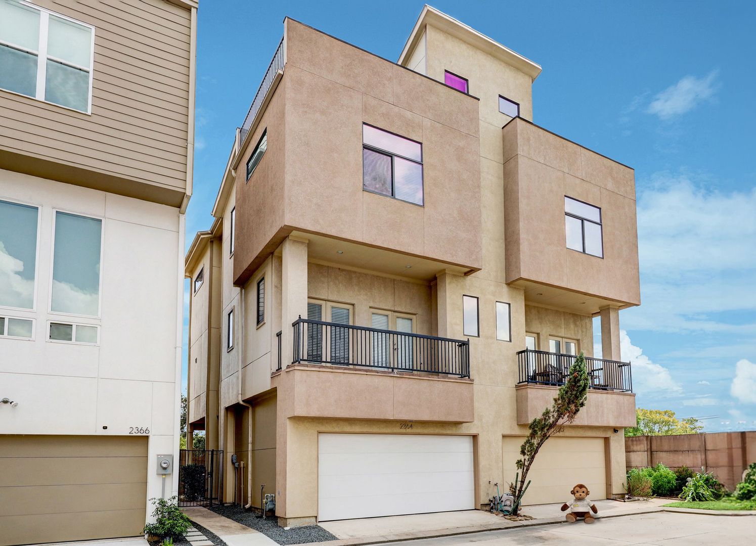 Houston House: 2364 Sperber Ln
