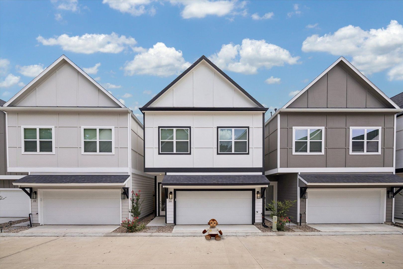 Houston House: 208 Clark Meadows Ln