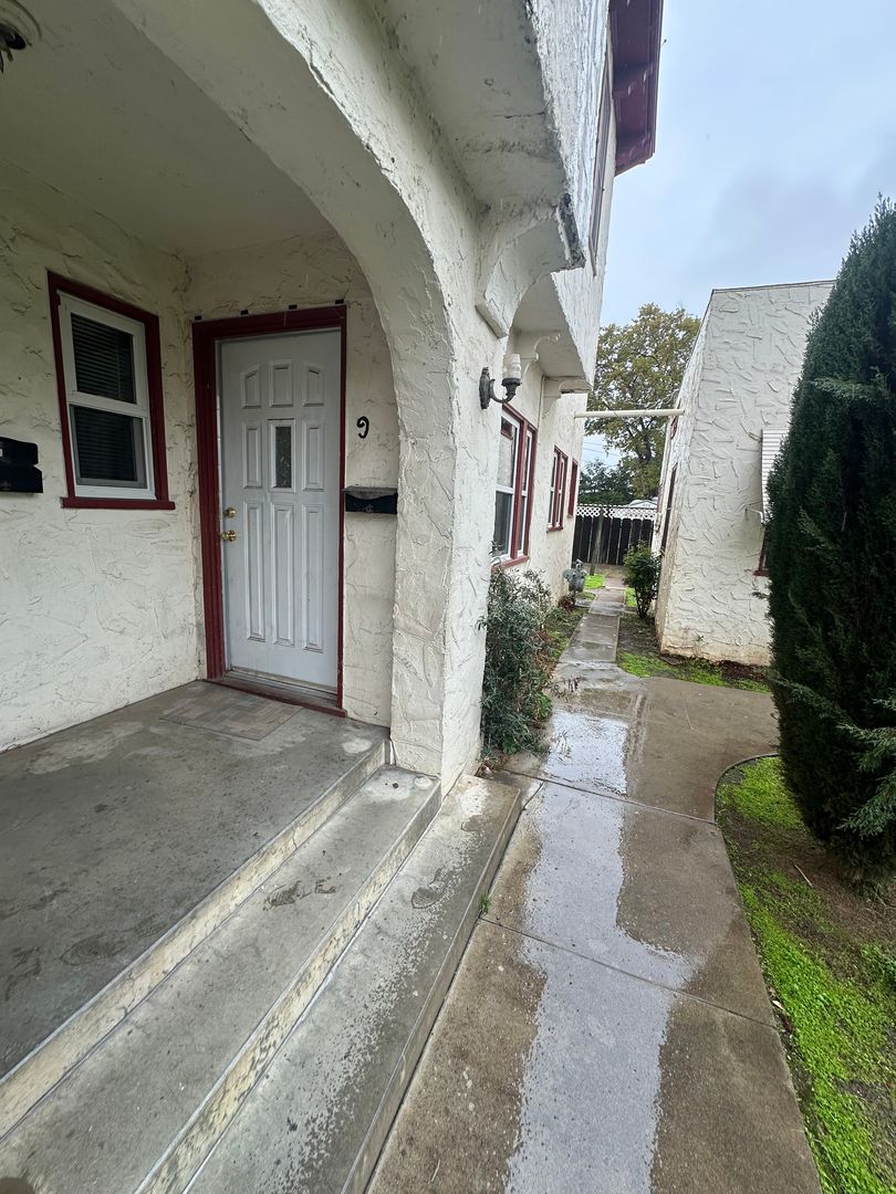 Merced Apartment: 46 W.18th Street