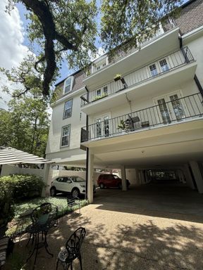 Mid-Term - St. Charles Living - Furnished Condo on the Parade Route w/ Balcony & Parking – photo 1