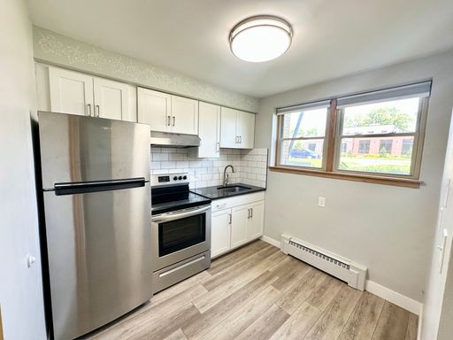 Renovated Mid-Century Apartments in Como Park! – photo 1