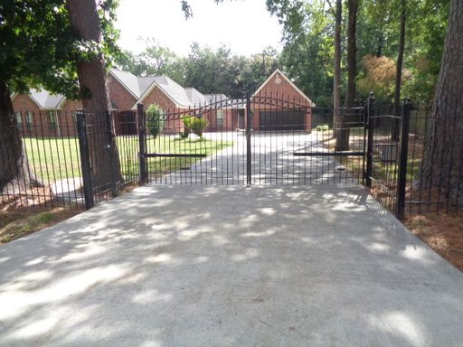 Spacious 5-Bedroom Home on Nearly Half an Acre in Spring! – photo 1
