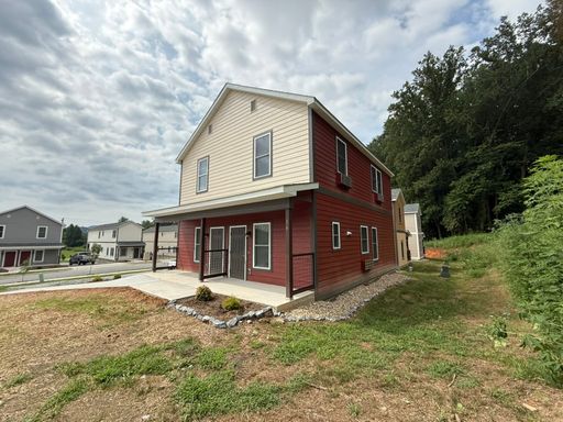 Brand New Charming Downstairs Duplex Unit In Brevard