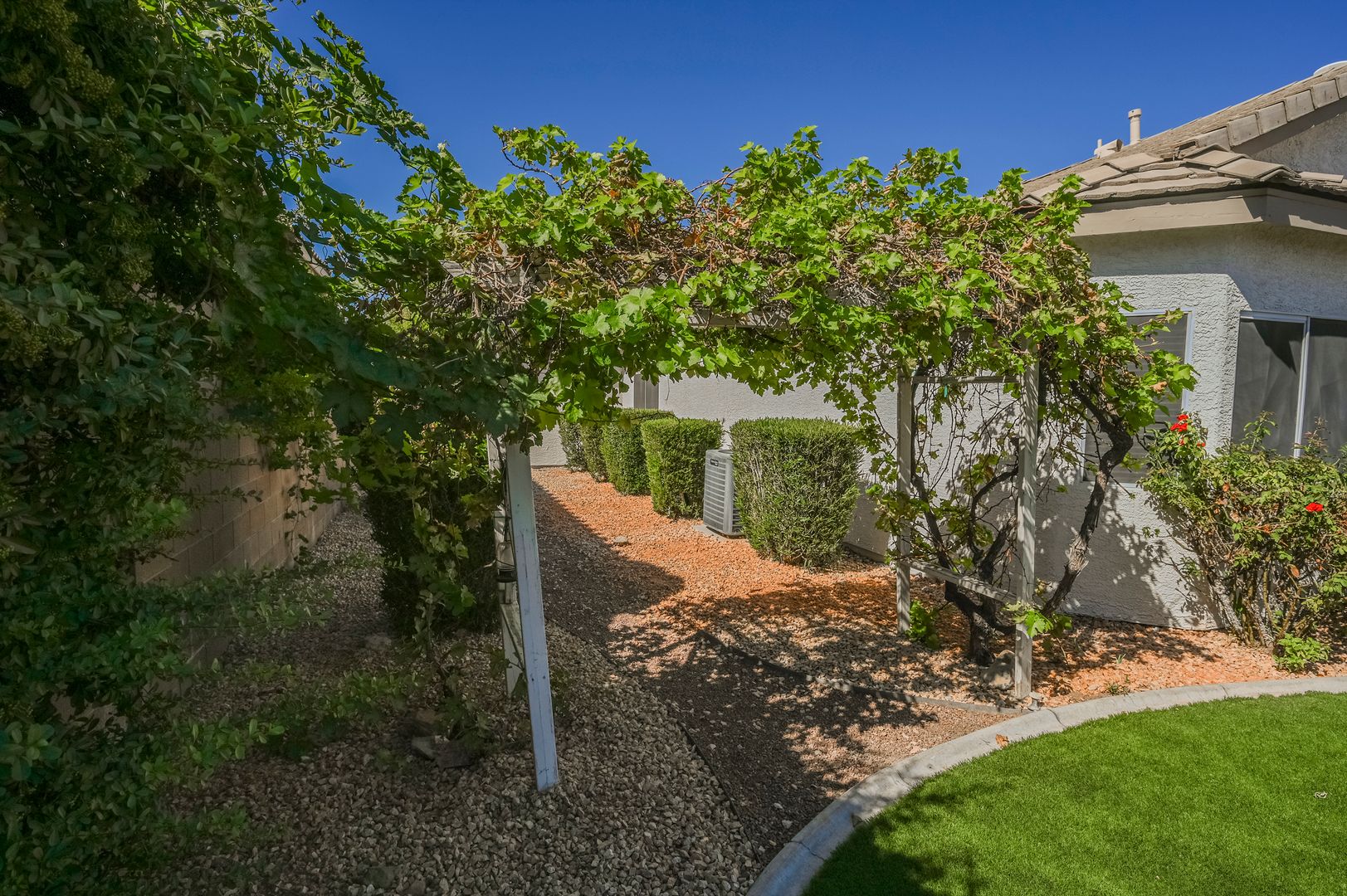 Henderson House: 490 Beaconwood Street