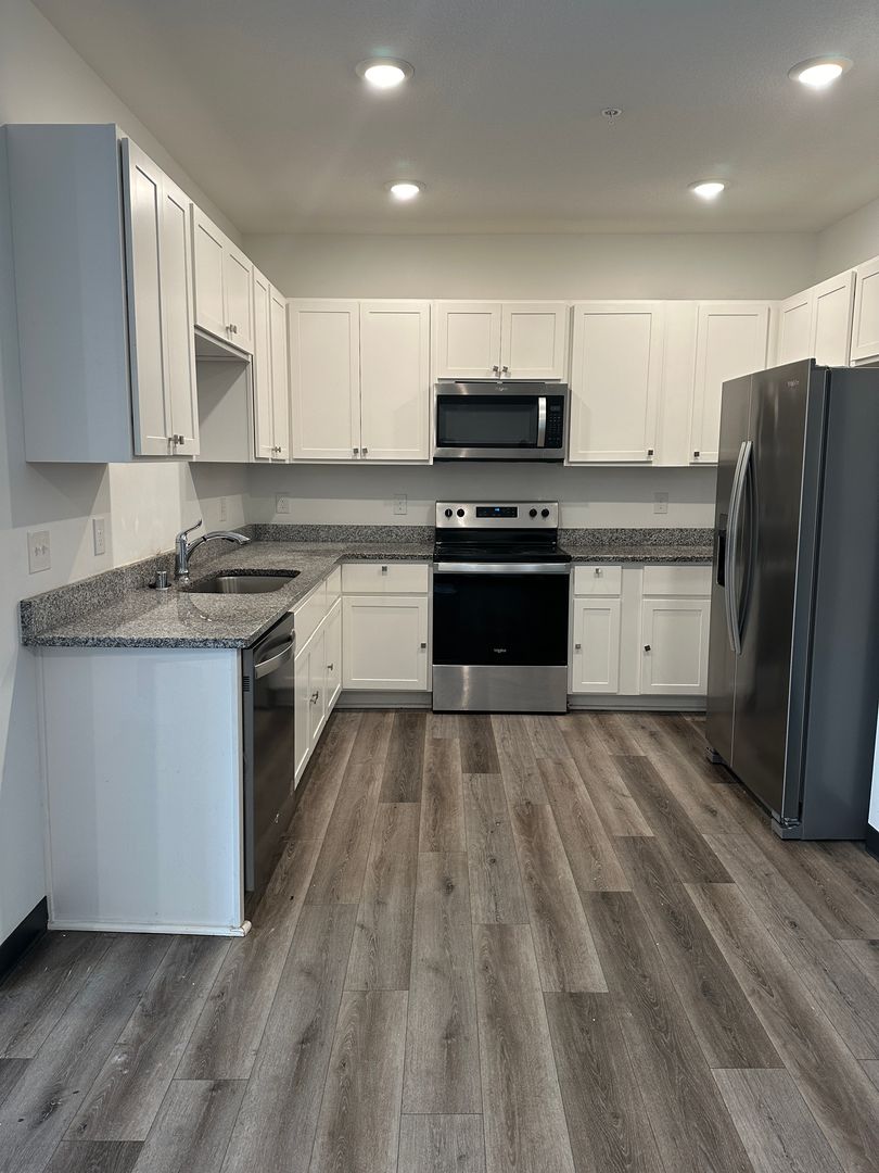 Saint Paul Apartment: 1922 Wilson Ave