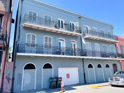 French Quarter Condo 2 Bedroom 1.5 Bath – photo 1