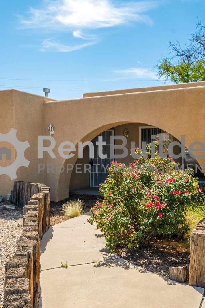 Albuquerque House: 708 Rio Arriba SE