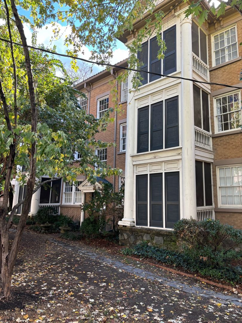 Atlanta Condo: 8 Collier Road #B1