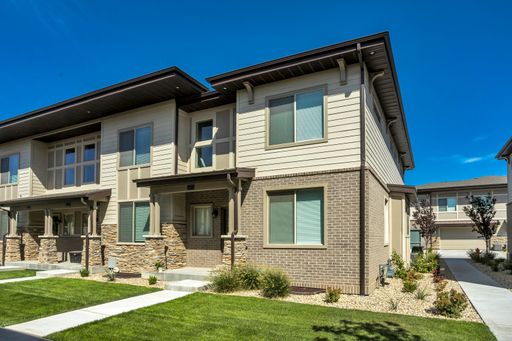 4 Bedroom town home with finished basement In Riverton