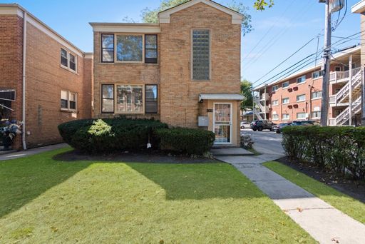 3 Beds 1.5 Baths in Prime Evanston Location – photo 1