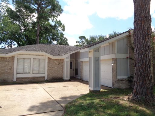 Spacious Family Home with Large Backyard in Desirable Katy Neighborhood – photo 1
