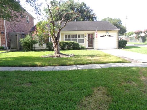 Charming 3-Bedroom Bellaire Home on Corner Lot with Private Yard & Hot Tub