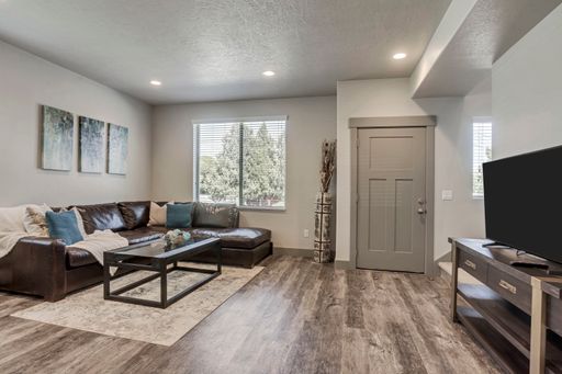 4 Bedroom 3.5 bath Townhouse in Riverton – photo 1