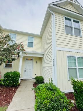 Charming 2 Bed / 2 Bath Townhouse minutes from Carolina Beach – photo 1