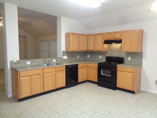 Spacious 3-Bedroom Home with Fenced Backyard – photo 1