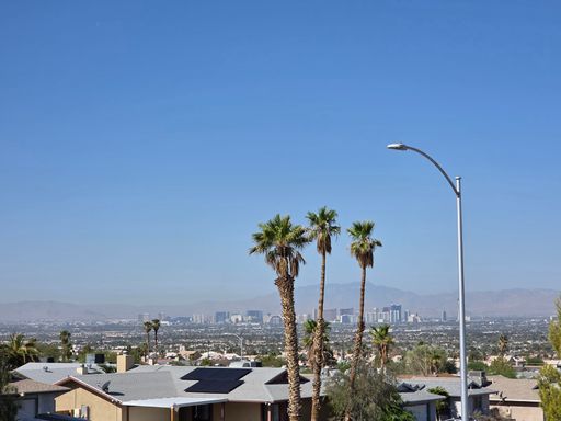 Bright & Airy 2-Bed, 2-Bath Unit with Balcony Views – Housing Vouchers Welcome! – photo 1