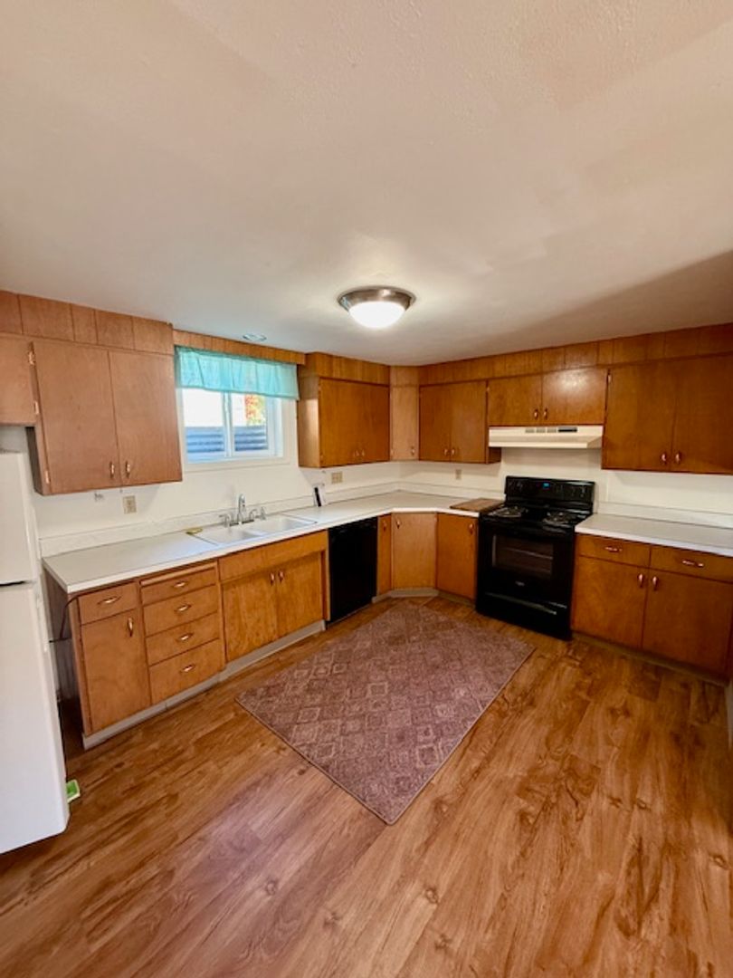 Spacious 3 Bedroom Lower-Level Apartment – Flexible Lease Terms Available!