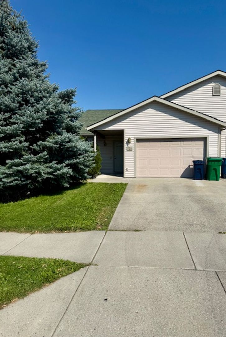 726 Meagher – 3-Bedroom Duplex with Fenced Yard & Garage