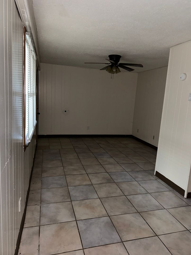 Bolivar Apartment: 1009 W. Broadway