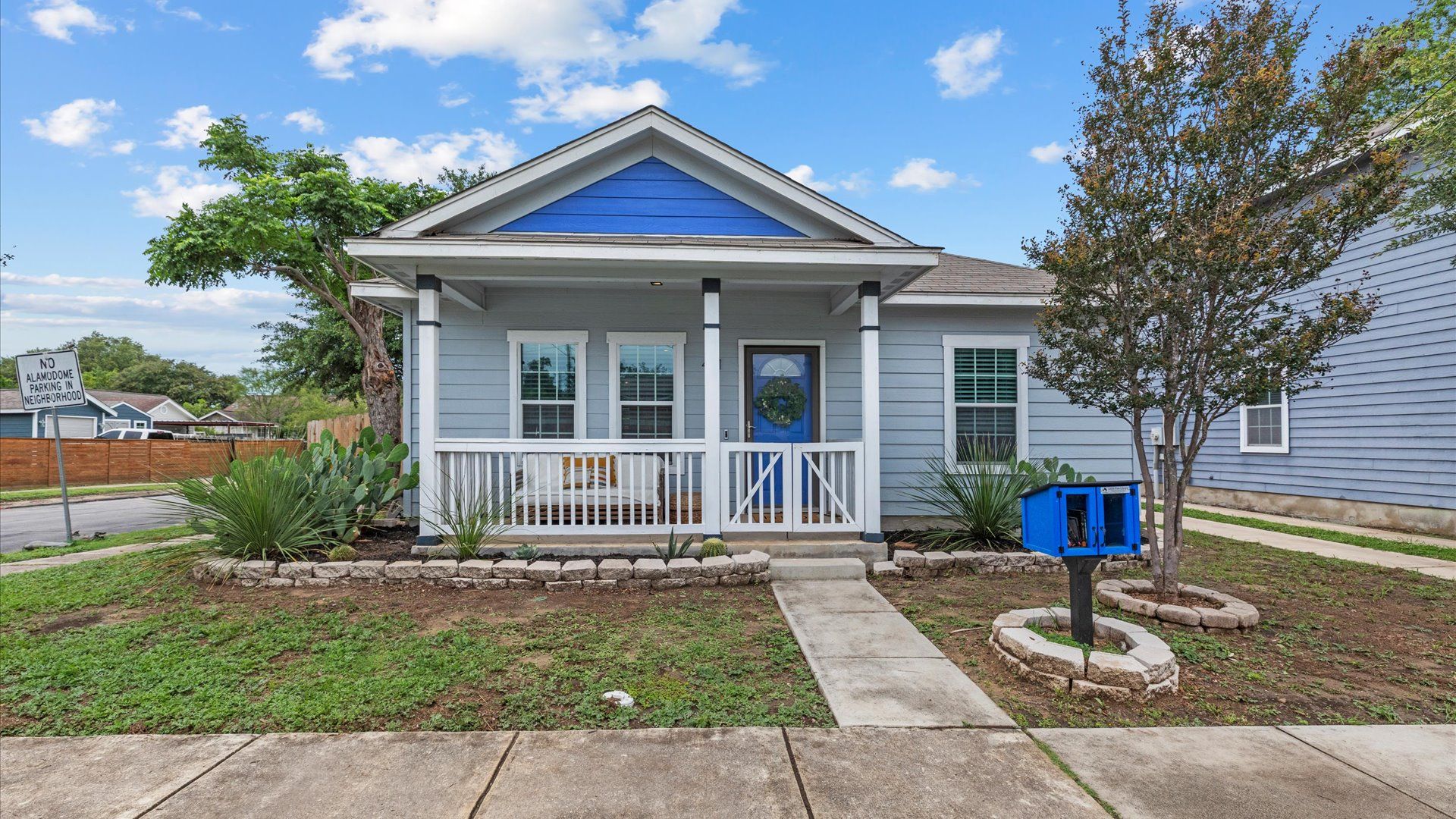 San Antonio House: 431 S Mesquite St